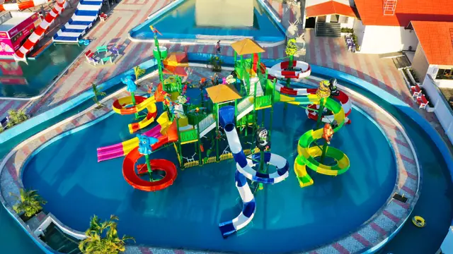 8P Water Slide &mdash; multiplay structure by Synergy