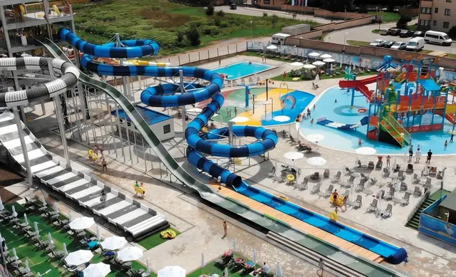 Tunnel Float &mdash; water slide by Synergy